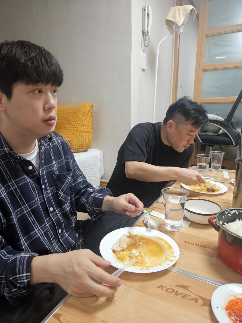 2_3그릇을 먹기전 완호형.jpg